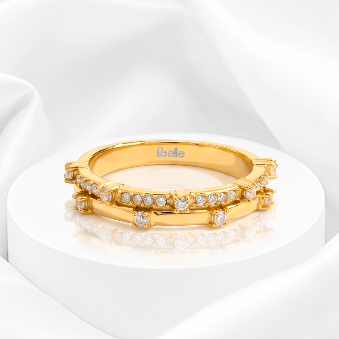 Anillo doble para mujer marca Belle en acero bañado en oro de 18k con doble hilera de circonias blancas redondas brillantes.