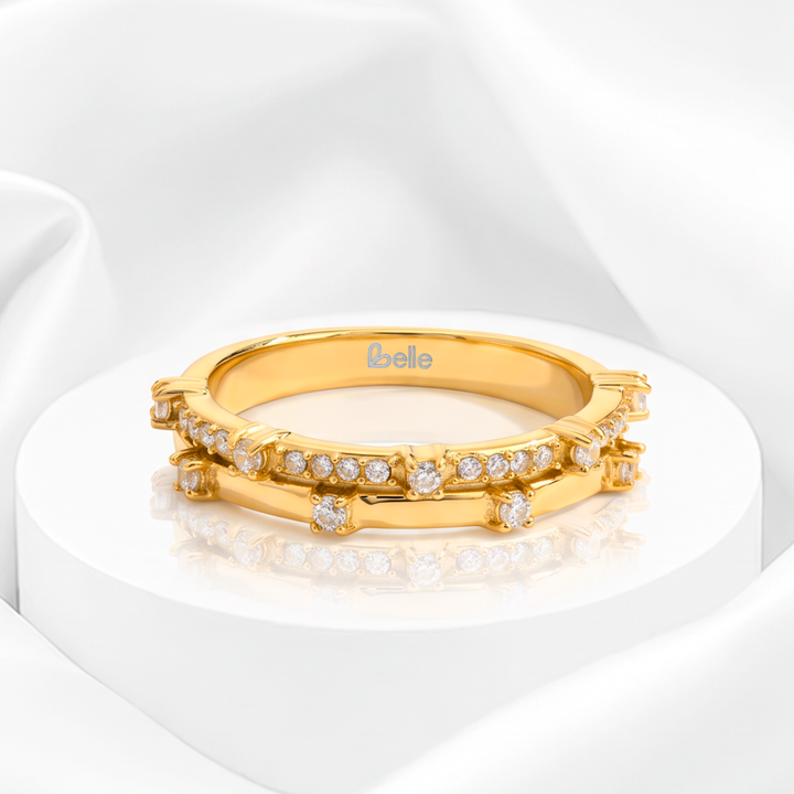 Anillo doble para mujer marca Belle en acero bañado en oro de 18k con doble hilera de circonias blancas redondas brillantes.