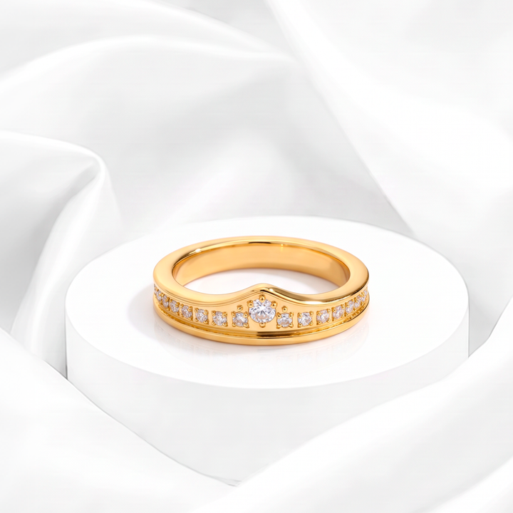 Anillo cintillo estilo tiara con hilera de circonias brillantes para mujer marca Belle en acero bañado en oro de 18k.