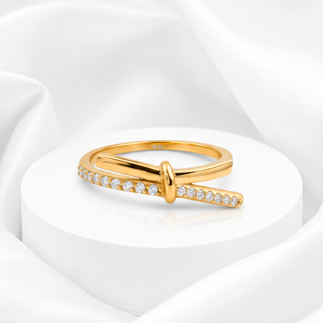 Anillo estilo correa con hebilla y circonias pavé para mujer marca Belle en acero bañado en oro de 18k.