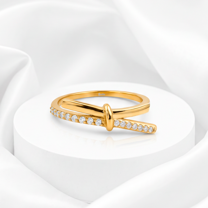 Anillo estilo correa con hebilla y circonias pavé para mujer marca Belle en acero bañado en oro de 18k.