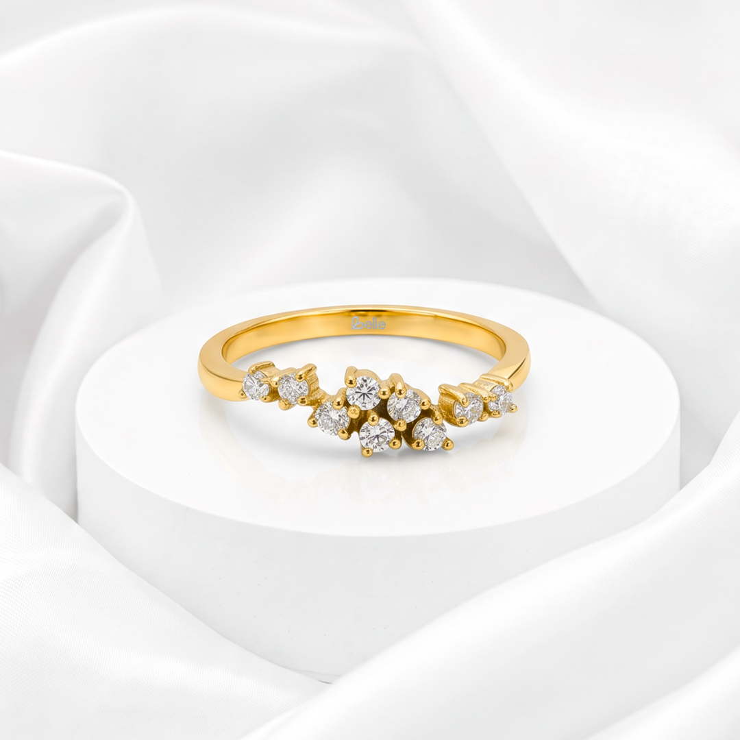 Anillo para mujer marca Belle en acero bañado en oro de 18k con racimo floral de circonias blancas brillantes.