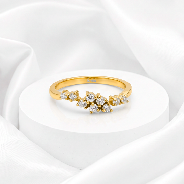 Anillo para mujer marca Belle en acero bañado en oro de 18k con racimo floral de circonias blancas brillantes.