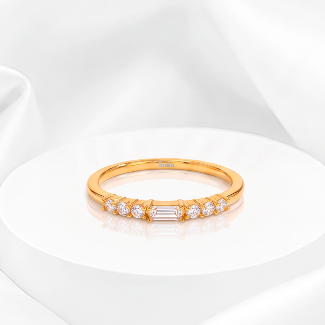 Anillo fino para mujer marca Belle en acero bañado en oro de 18k con cristal central corte baguette rectangular y cristales blancos redondos.