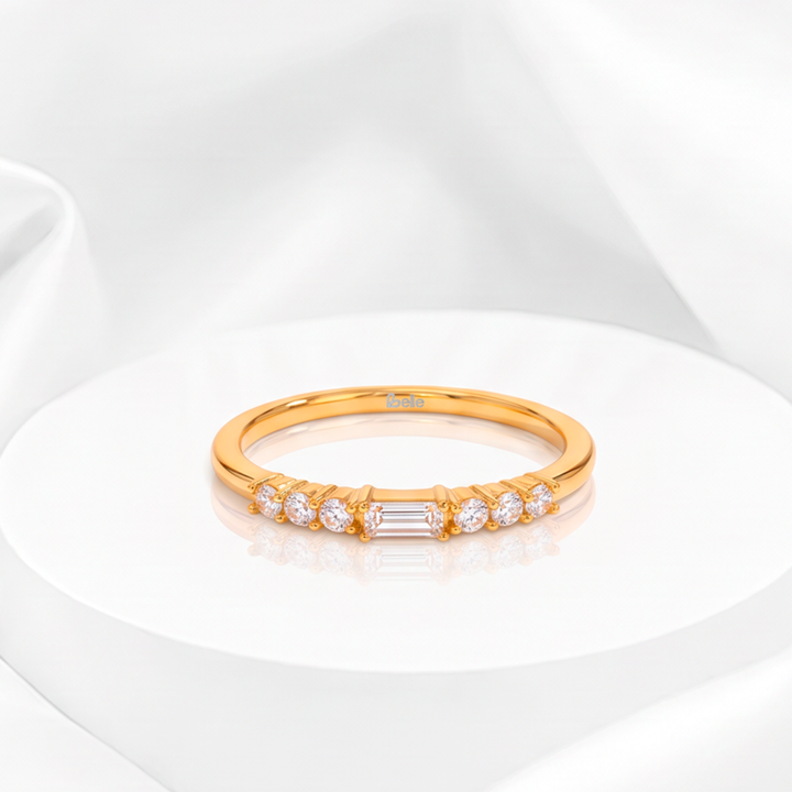 Anillo fino para mujer marca Belle en acero bañado en oro de 18k con cristal central corte baguette rectangular y cristales blancos redondos.