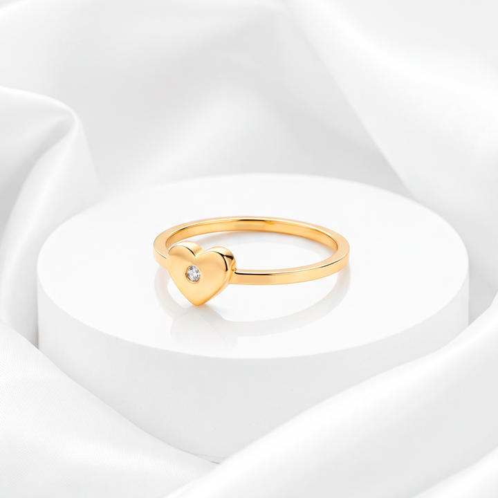 Anillo fino con dije de corazón y circonia brillante para mujer marca Belle en acero bañado en oro de 18k.