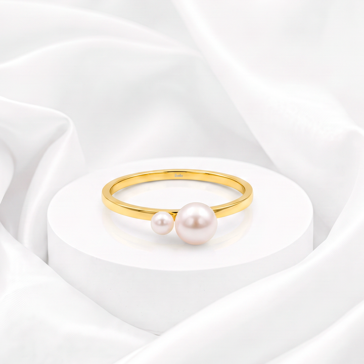 Anillo de doble perla pequeña y mediana para mujer marca Belle en acero bañado en oro de 18k.