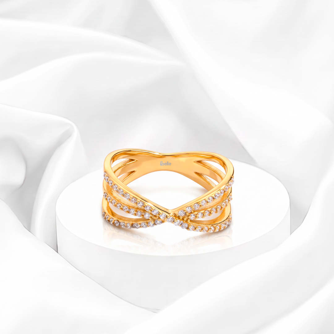 Anillo cruzado ancho en X con pavé de circonias blancas para mujer marca Belle en acero bañado en oro de 18k.