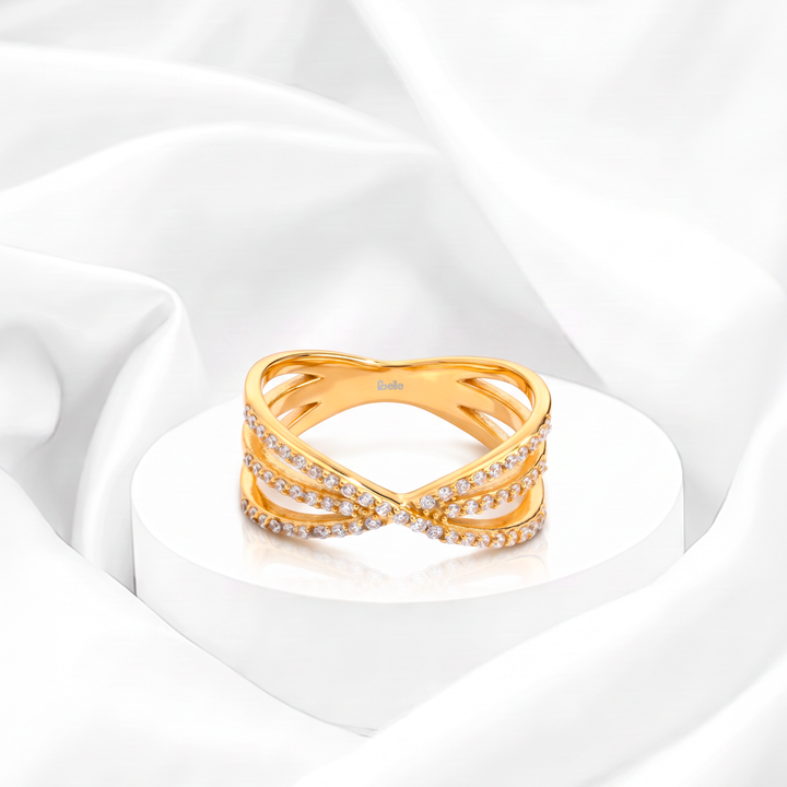 Anillo cruzado ancho en X con pavé de circonias blancas para mujer marca Belle en acero bañado en oro de 18k.