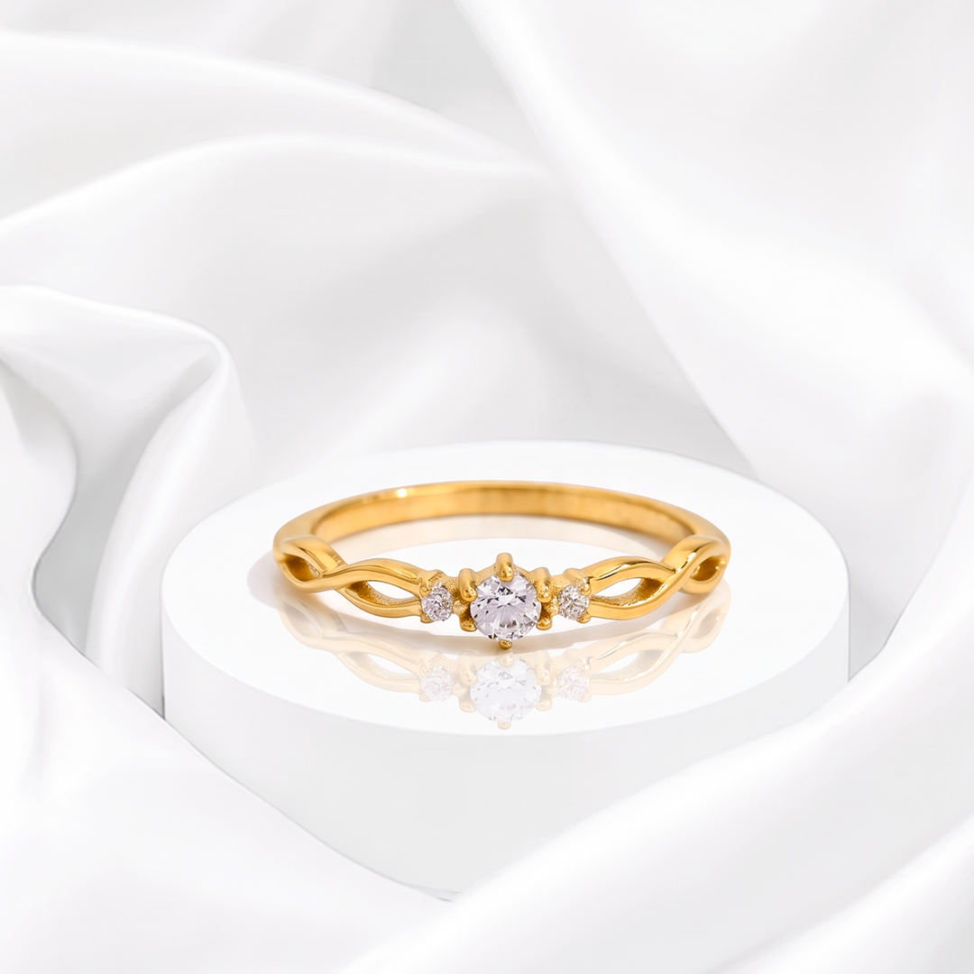 Anillo solitario entrelazado con circonias brillantes para mujer marca Belle en acero bañado en oro de 18k.