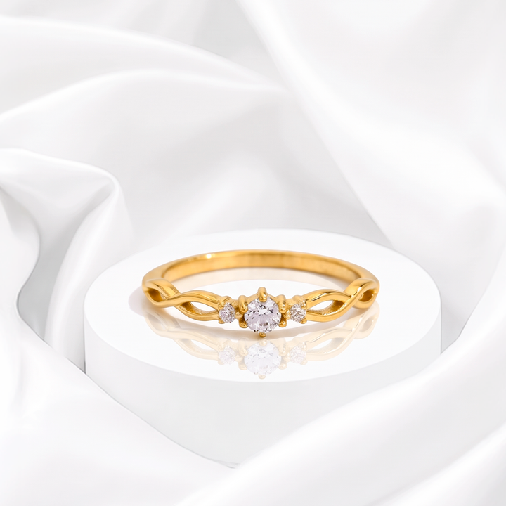 Anillo solitario entrelazado con circonias brillantes para mujer marca Belle en acero bañado en oro de 18k.