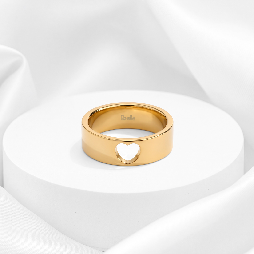 Anillo ancho de banda gruesa con corazón calado para mujer marca Belle en acero bañado en oro de 18k.
