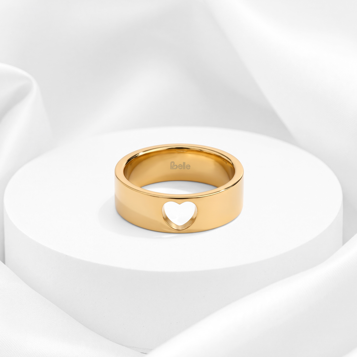 Anillo ancho de banda gruesa con corazón calado para mujer marca Belle en acero bañado en oro de 18k.