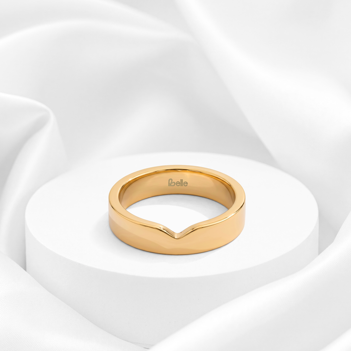 Anillo Liso con Hendidura Triangular en V Oro 18K Acero Quirúrgico