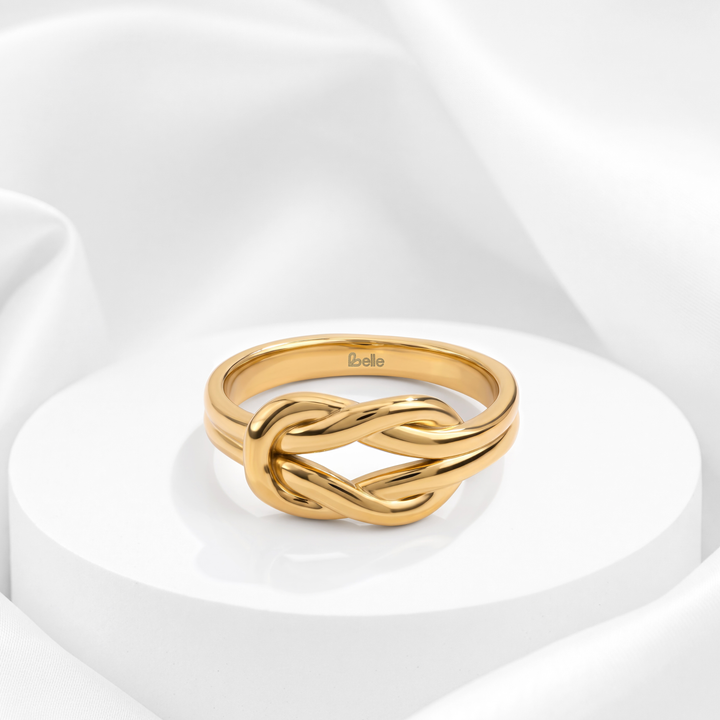 Anillo nudo de amor liso pulido para mujer marca Belle en acero quirúrgico bañado en oro de 18k.