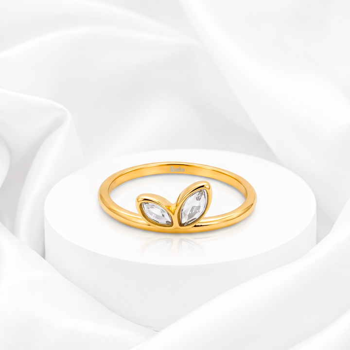 Anillo de dos hojas con cristales transparentes para mujer marca Belle en acero bañado en oro de 18k.