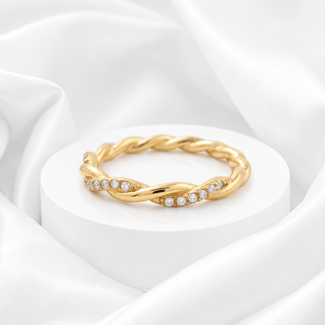 Anillo entrelazado trenzado para mujer marca Belle en acero bañado en oro de 18k con pavé de micro-circonias blancas.