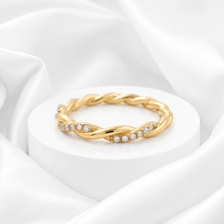 Anillo entrelazado trenzado para mujer marca Belle en acero bañado en oro de 18k con pavé de micro-circonias blancas.