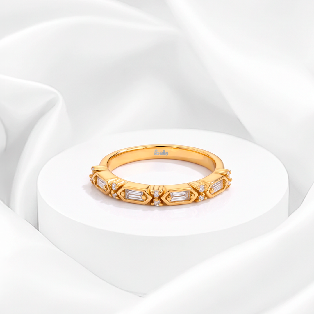 Churumbela Art Déco para mujer marca Belle en acero bañado en oro de 18k con circonias corte baguette y redondas enmarcadas.
