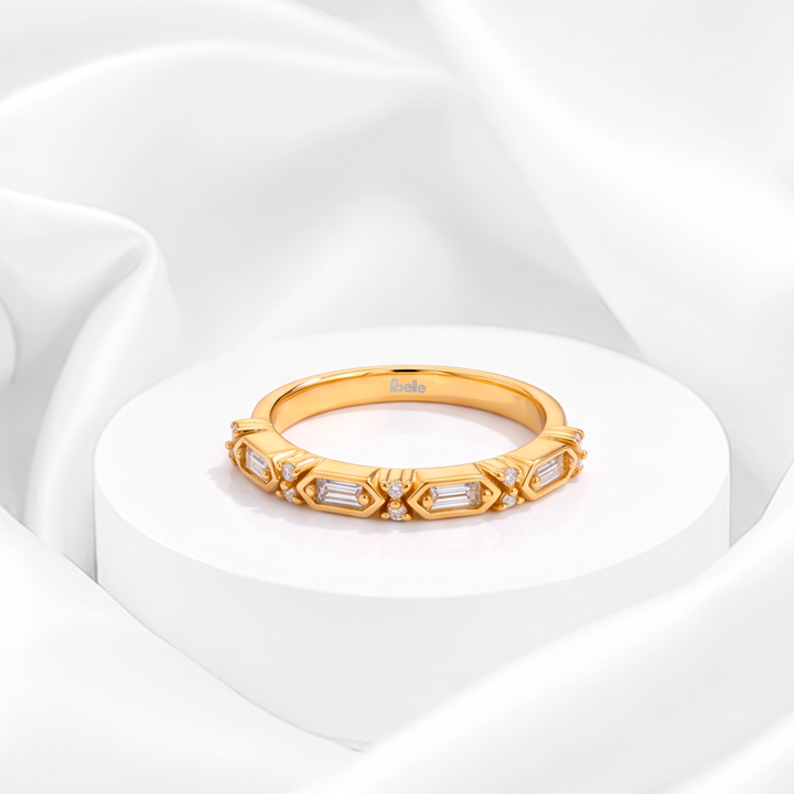 Churumbela Art Déco para mujer marca Belle en acero bañado en oro de 18k con circonias corte baguette y redondas enmarcadas.