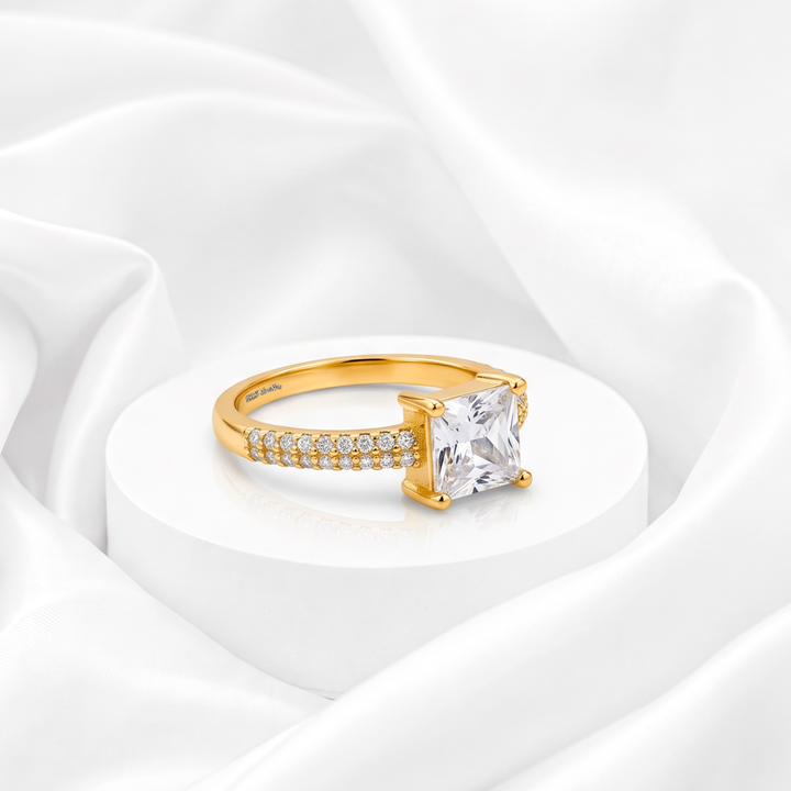 Anillo de compromiso corte princesa con doble pavé de circonias para mujer marca Belle en plata 925 bañada en oro de 18k.