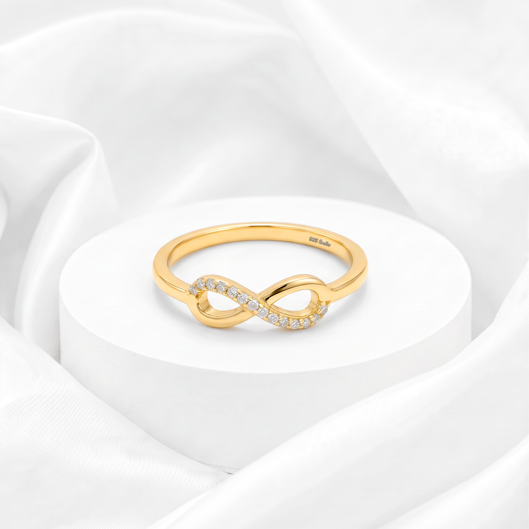 Anillo con símbolo del infinito en pavé de circonias para mujer marca Belle en plata 925 bañada en oro de 18k.