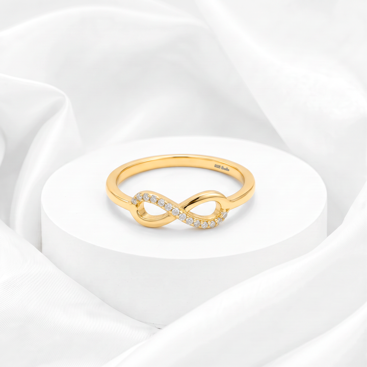 Anillo con símbolo del infinito en pavé de circonias para mujer marca Belle en plata 925 bañada en oro de 18k.