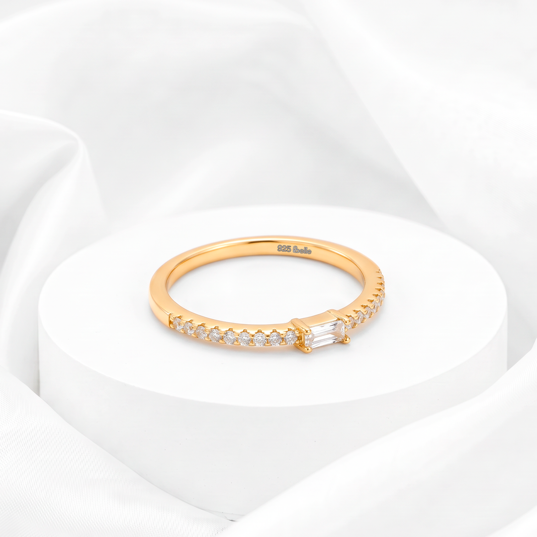 Anillo solitario baguette horizontal East-West con pavé de circonias para mujer marca Belle en plata 925 bañada en oro de 18k.