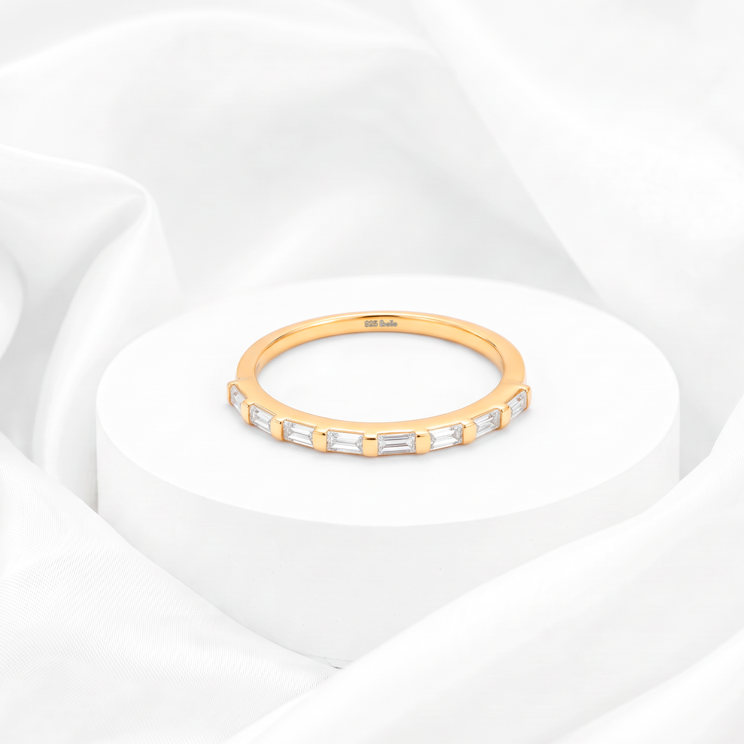 Churumbela baguette en engaste de riel con circonias rectangulares para mujer marca Belle en plata 925 bañada en oro de 18k.