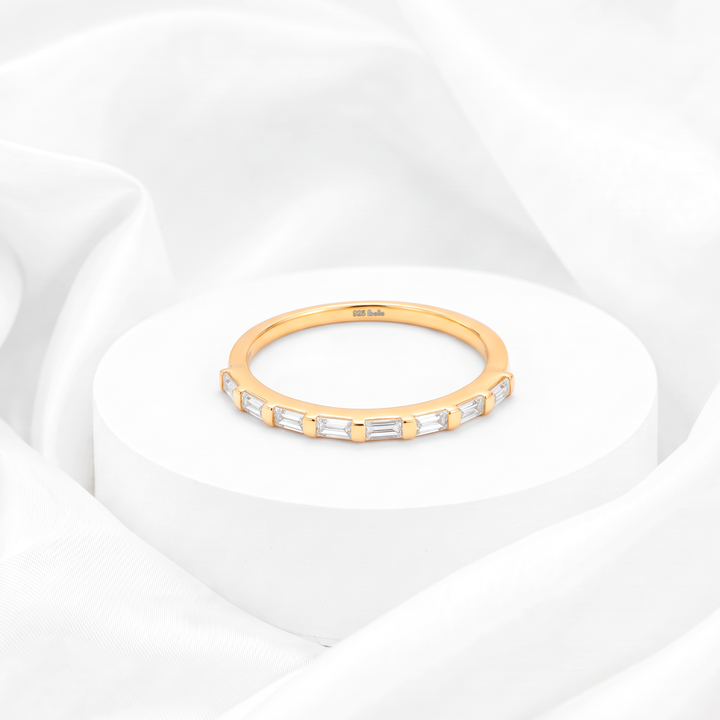 Churumbela baguette en engaste de riel con circonias rectangulares para mujer marca Belle en plata 925 bañada en oro de 18k.