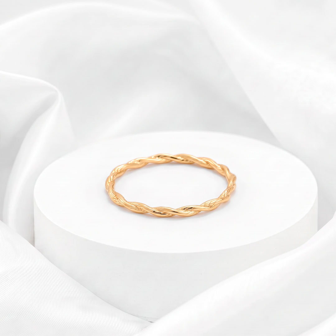 Anillo delgado de cordón trenzado para mujer marca Belle en plata 925 bañada en oro de 18k.