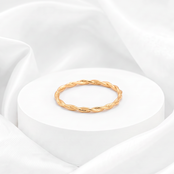 Anillo delgado de cordón trenzado para mujer marca Belle en plata 925 bañada en oro de 18k.