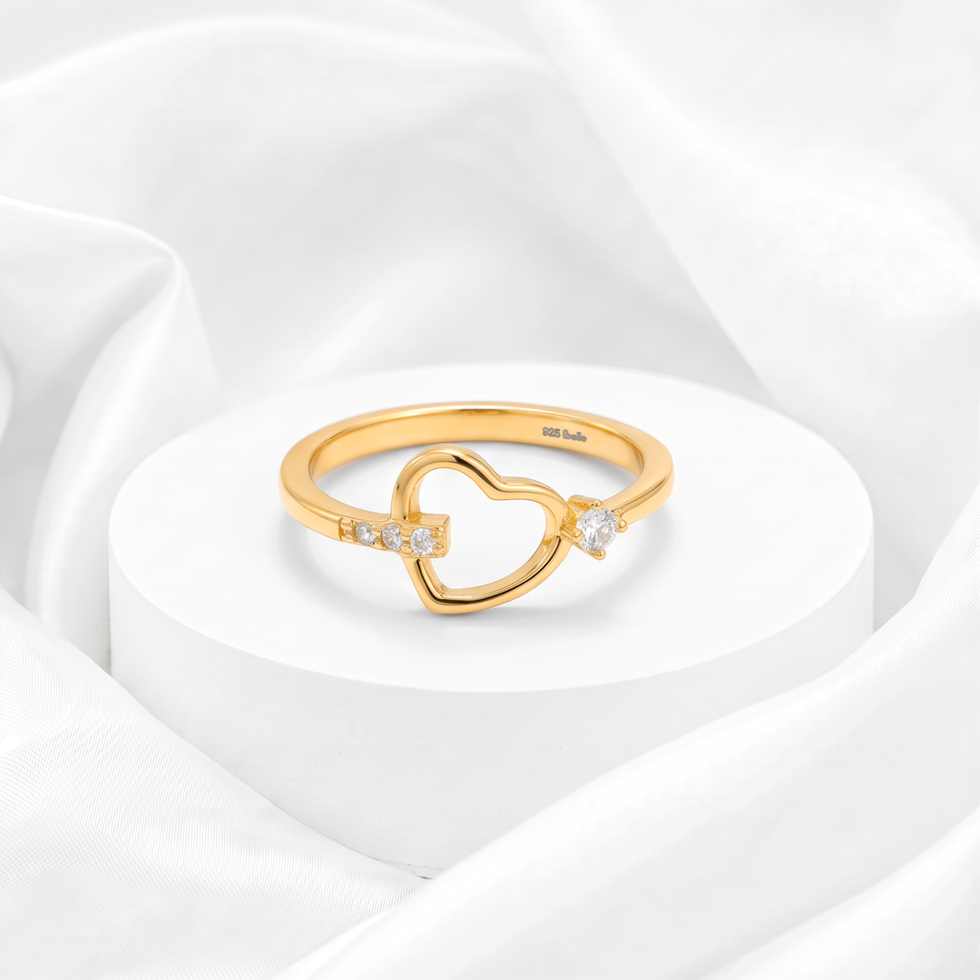 Anillo de corazón calado asimétrico con circonia brillante para mujer marca Belle en plata 925 bañada en oro de 18k.