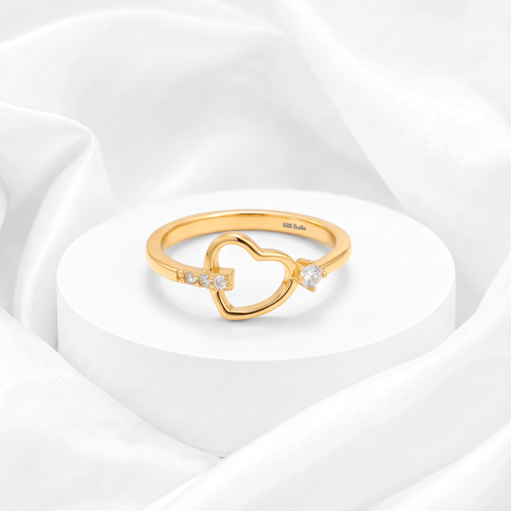 Anillo de corazón calado asimétrico con circonia brillante para mujer marca Belle en plata 925 bañada en oro de 18k.
