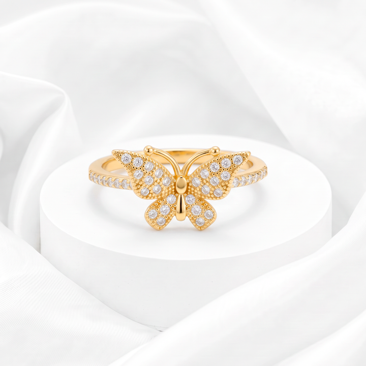 Anillo con dije de mariposa en pavé de circonias para mujer marca Belle en plata 925 bañada en oro de 18k.