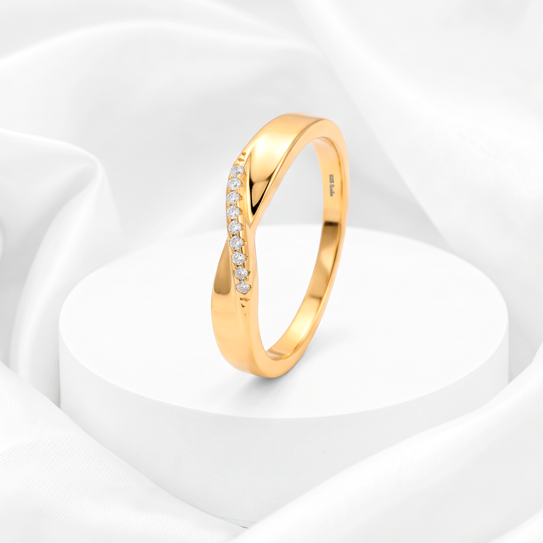 Anillo ondulado con pavé diagonal de circonias para mujer marca Belle en plata 925 bañada en oro de 18k.