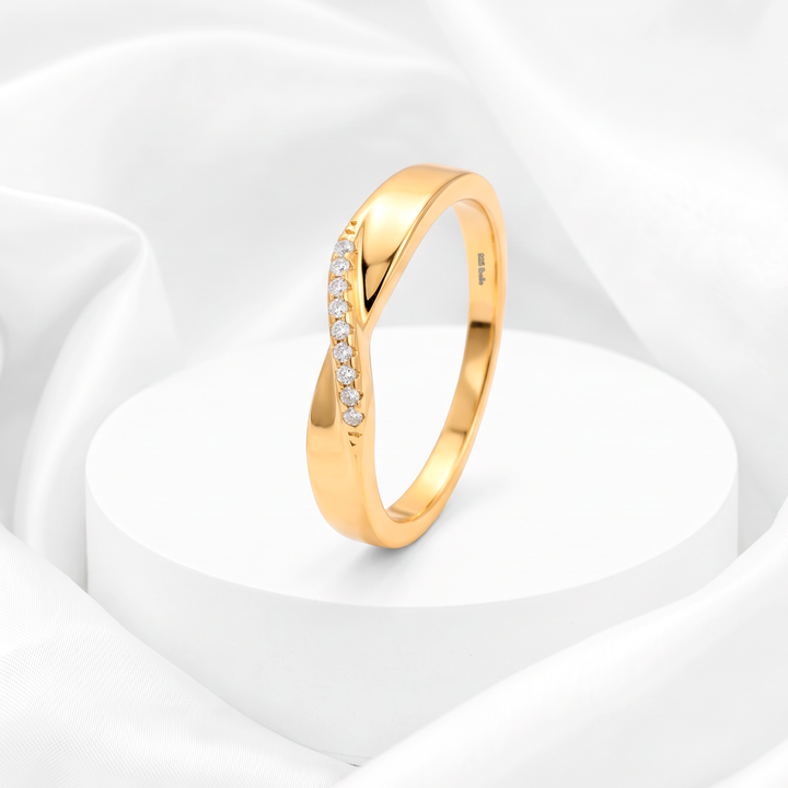 Anillo ondulado con pavé diagonal de circonias para mujer marca Belle en plata 925 bañada en oro de 18k.
