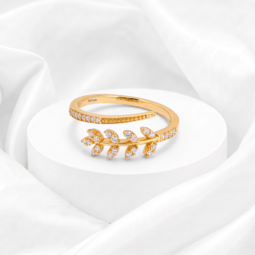 Anillo de espiga y hojas de laurel con circonias brillantes para mujer marca Belle en plata 925 bañada en oro de 18k.
