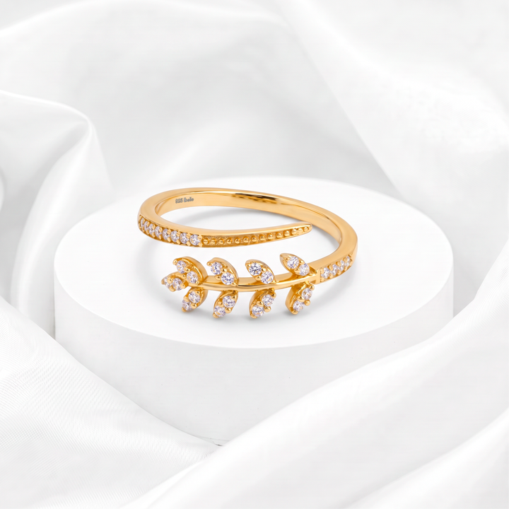Anillo de espiga y hojas de laurel con circonias brillantes para mujer marca Belle en plata 925 bañada en oro de 18k.