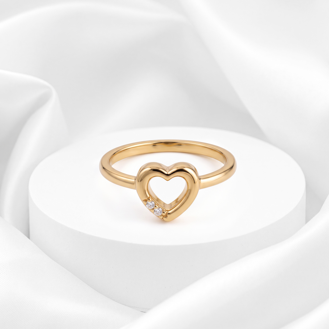 Anillo de corazón calado abombado con micro-circonias brillantes para mujer marca Belle en plata 925 bañada en oro de 18k.