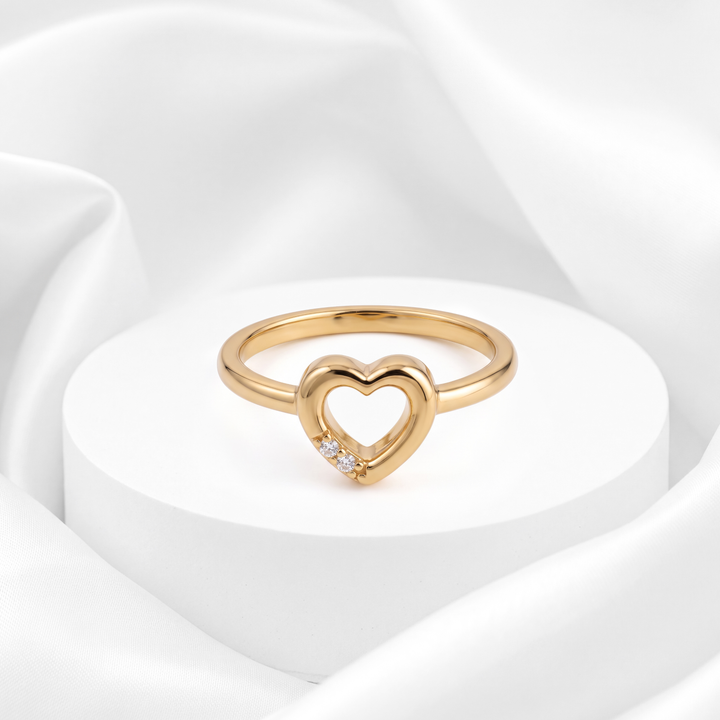 Anillo de corazón calado abombado con micro-circonias brillantes para mujer marca Belle en plata 925 bañada en oro de 18k.