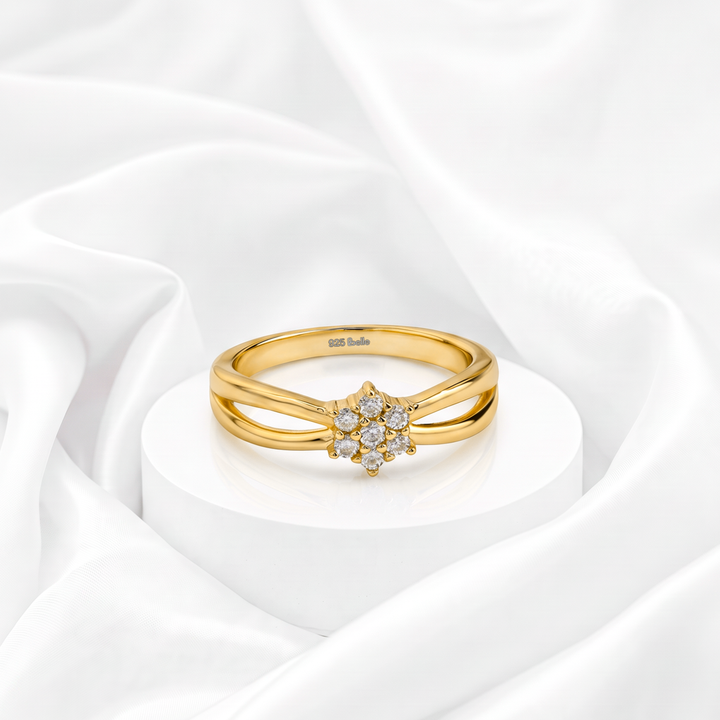 Anillo doble aro con rosetón de flor en circonias brillantes para mujer marca Belle en plata 925 bañada en oro de 18k.