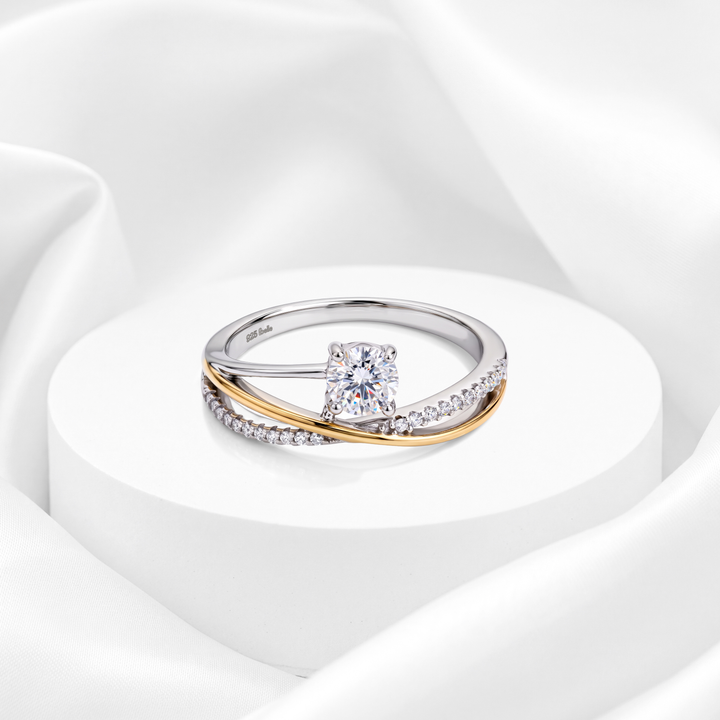 Anillo solitario de tres aros entrelazados bitono con circonia brillante para mujer marca Belle en plata 925 y baño de oro de 18k.