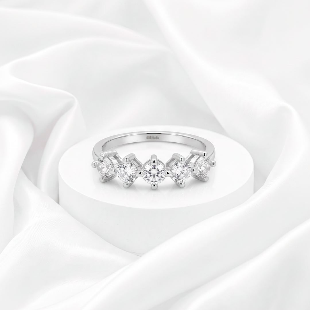Anillo de 5 piedras graduadas con bisel romboide en circonias brillantes para mujer marca Belle en plata 925 rodinada.