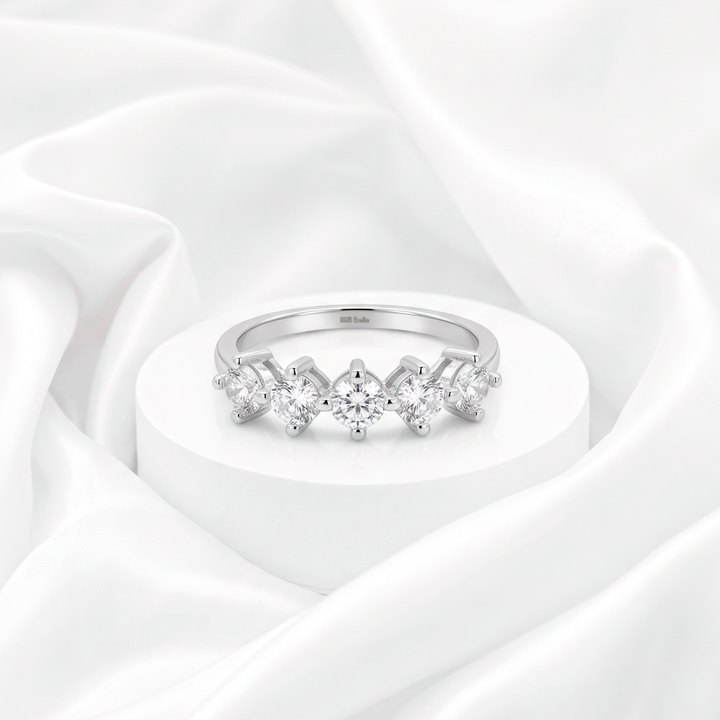 Anillo de 5 piedras graduadas con bisel romboide en circonias brillantes para mujer marca Belle en plata 925 rodinada.