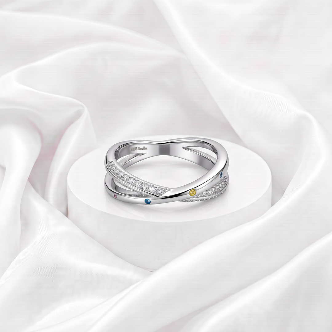 Anillo de bandas cruzadas con pavé blanco y circonias multicolores para mujer marca Belle en plata 925 rodinada.