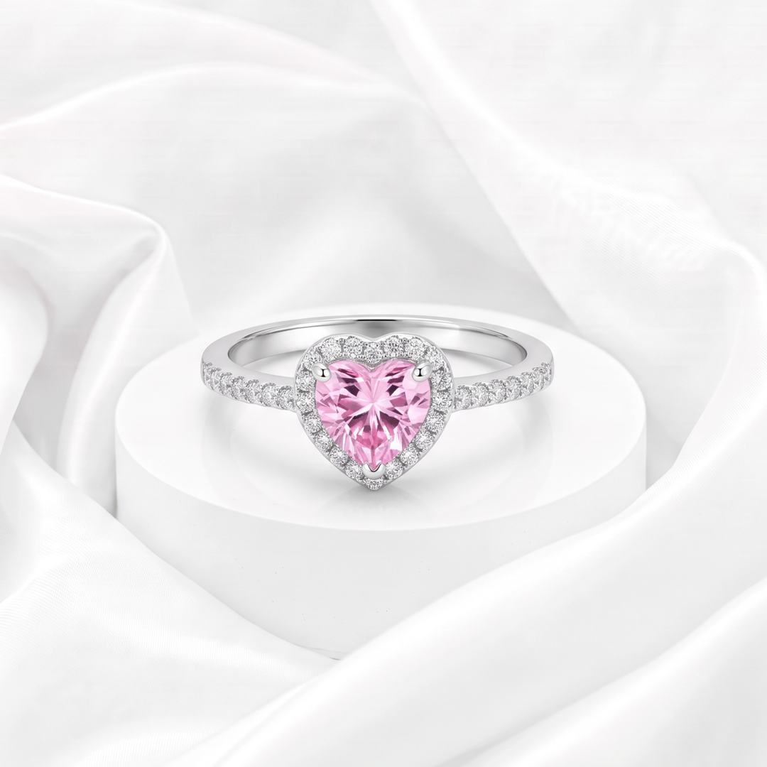 Anillo de compromiso halo con circonia rosa en corte corazón y pavé de circonias blancas para mujer marca Belle en plata 925 rodinada.