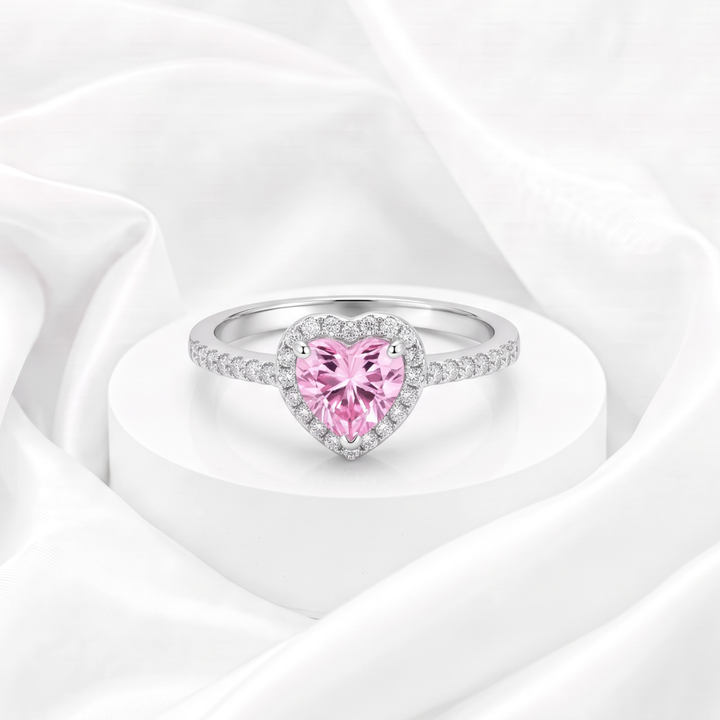 Anillo de compromiso halo con circonia rosa en corte corazón y pavé de circonias blancas para mujer marca Belle en plata 925 rodinada.