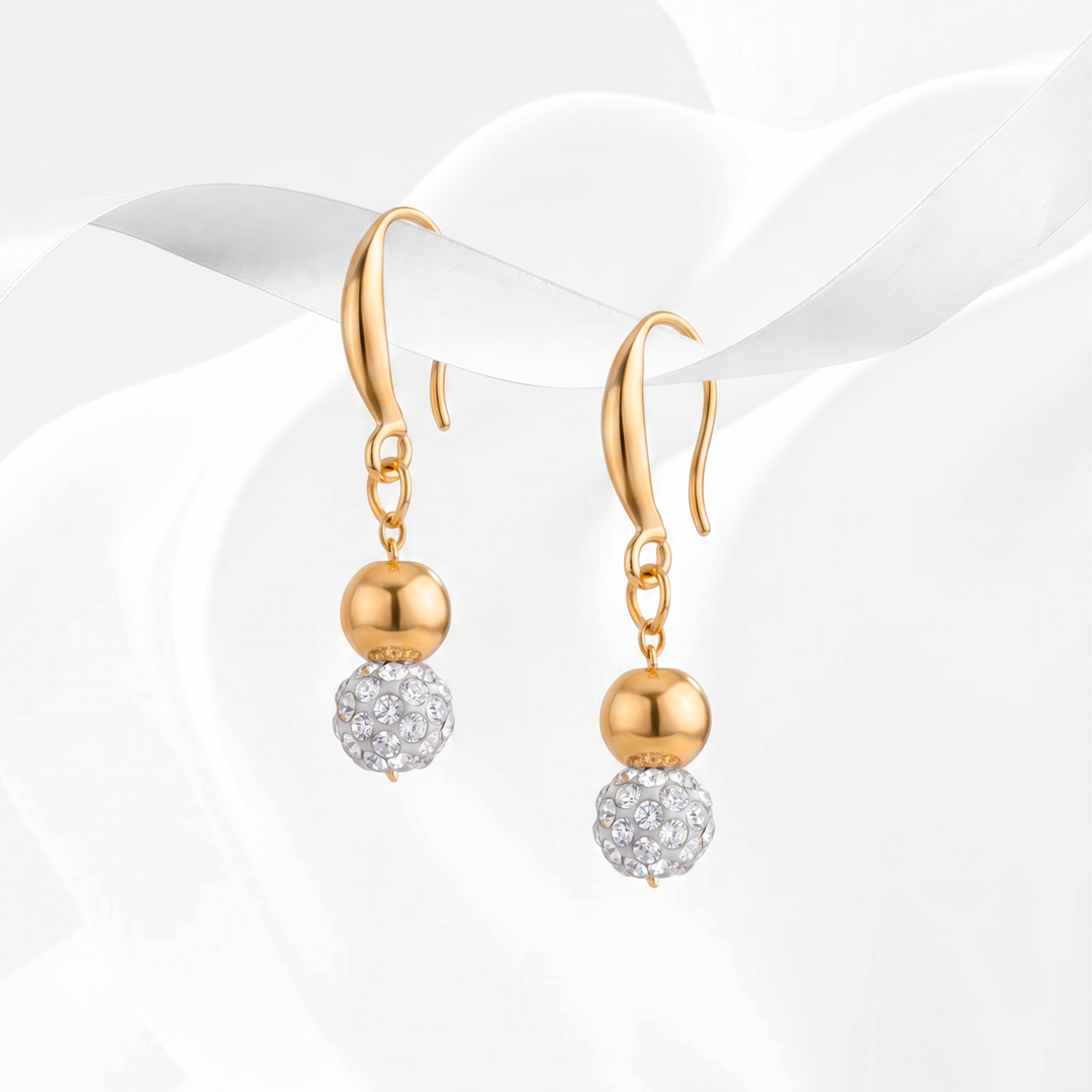 Aretes largos para mujer con gancho de acero inoxidable bañado en oro de 18k y dije colgante de doble esfera, una dorada lisa y otra con pavé de cristales blancos.