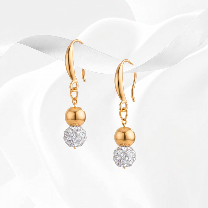 Aretes largos para mujer con gancho de acero inoxidable bañado en oro de 18k y dije colgante de doble esfera, una dorada lisa y otra con pavé de cristales blancos.